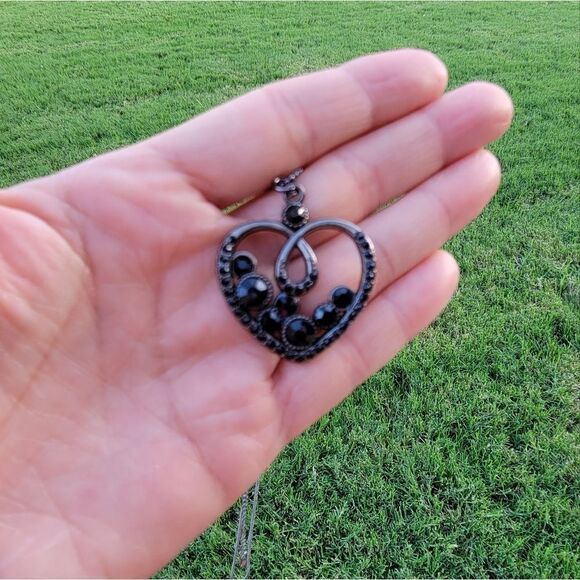 Elegant Gothic Heart Pendant Necklace - Picture 5 of 8